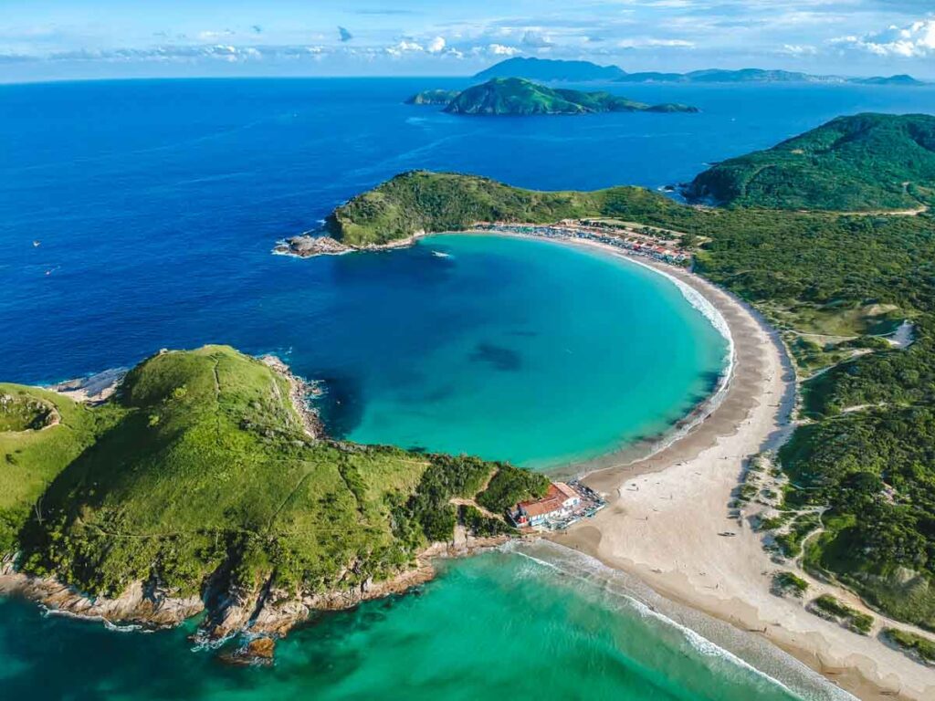 Conhecida como uma das regiões do Caribe brasileiro, Cabo Frio é um dos principais destinos para quem quer fugir da correria do carnaval e descansar nas calmarias das praias.